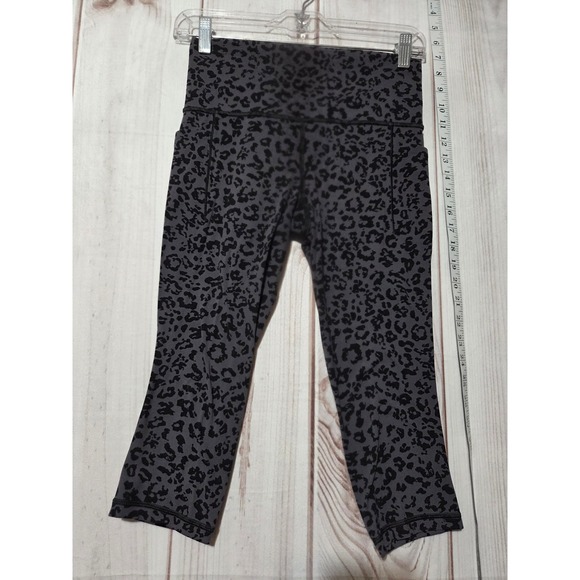 Ladies Small Petite Athleta Animal Print High Rise Capri Leggings with Pockets - Picture 1 of 8